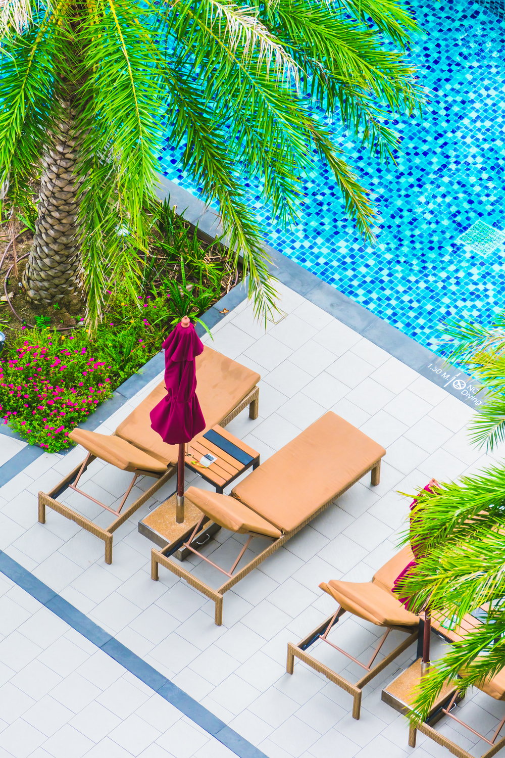 Cadeira de guarda-sol à volta da piscina
